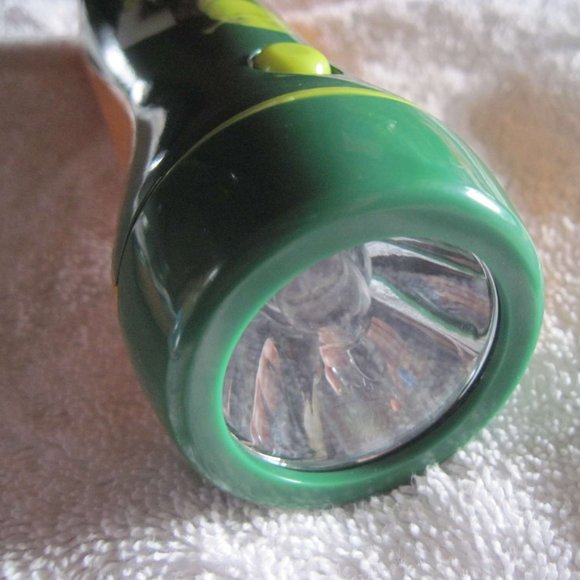 Dreamworks' Shrek Ultra Bright Flashlight Torch Flash Light Orange Green Ogre - Picture 4 of 13